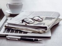 Zeitungen als Symbol für Pressebeiträge über SYKK