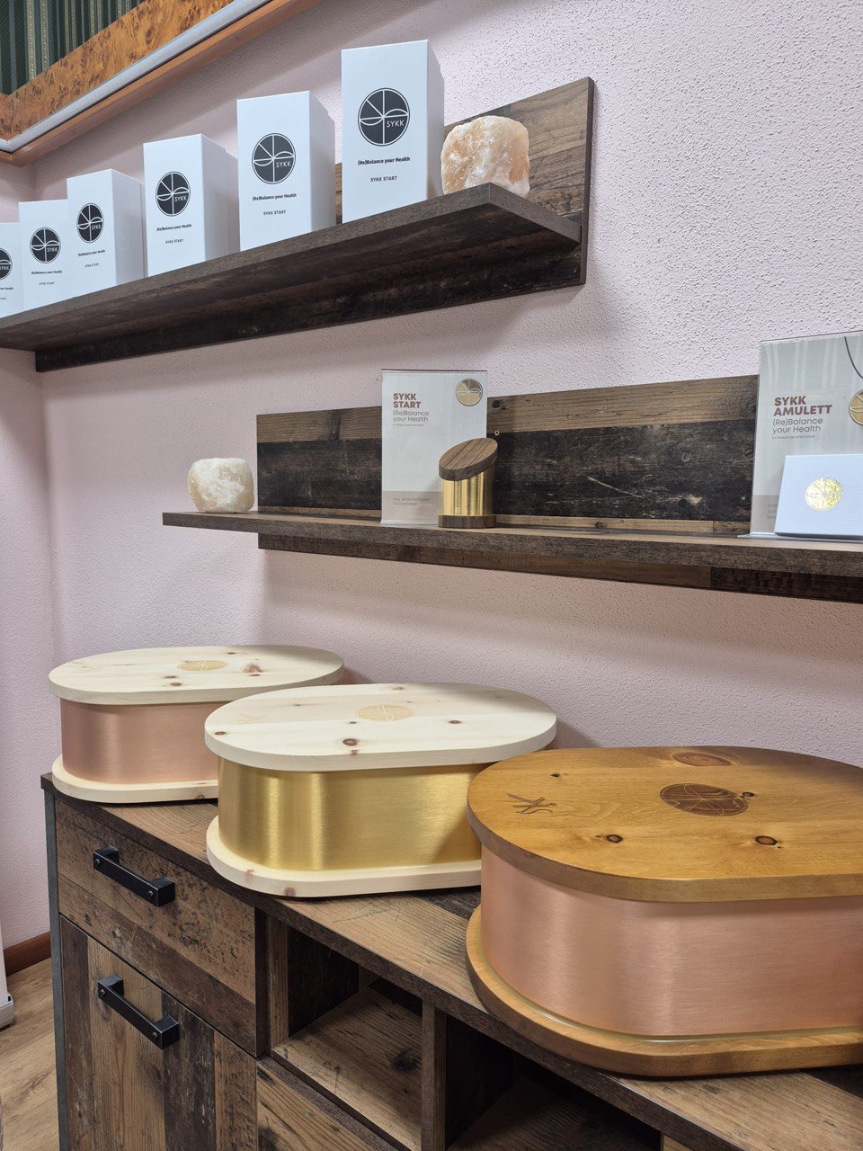 SYKK Produkte und verschiedene Holz- und Metallausführungen im Showroom in Freital