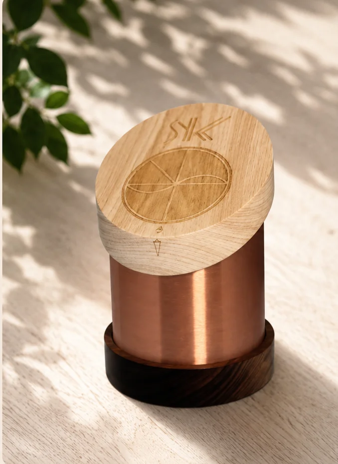 Detailansicht eines SYKK Produktes aus Holz und Kupfer